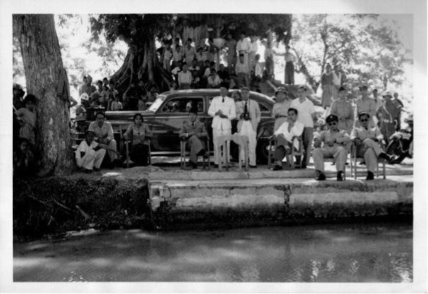 Figure 1 Bung Karno (duduk dekat pintu mobil) singgah di Telaga/ Danau Tasikardi dalam perjalanannya ke Serang. (Sumber: ANRI, Inventaris Arsip Foto Kempen Jabar 1951 No. JB5101/145)